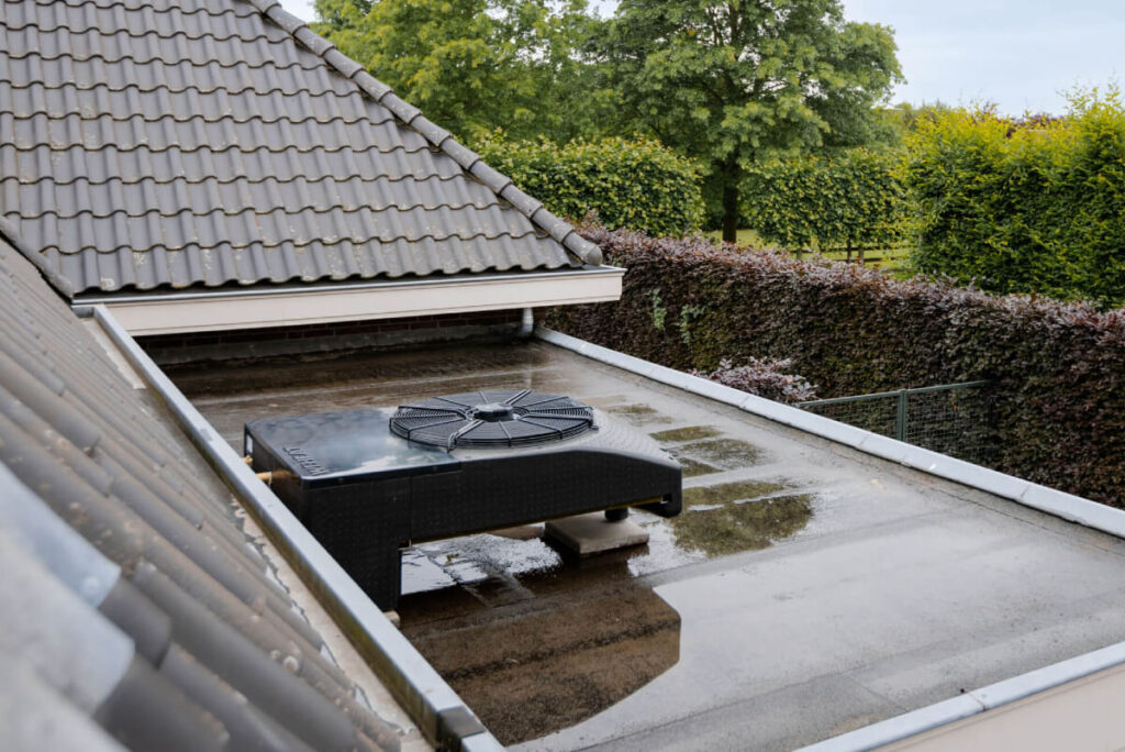 zwarte weheat blackbird warmtepomp op plat dak